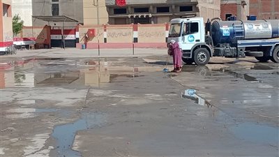 التعليم تحل المشكلة.. رفع مياه المجاري من مدرسة بدمياط 