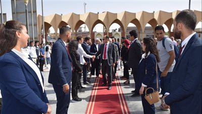 رئيس جامعة حلوان وقيادات الجامعة يستقبلون الطلاب الجدد 