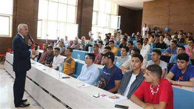 رئيس جامعة المنوفية الأهلية يلتقى بطلاب الفرقة الأولى 