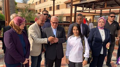 محافظ بورسعيد يتابع سير العمل بالمركز التكنولوجي لخدمة المواطنين بالمناخ