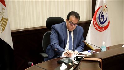 وزير الصحة يعقد اجتماعًا مع نقيب العلاج الطبيعي