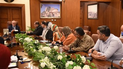 محافظ بورسعيد يشدد على تكثيف معدلات العمل في مشروعات تطوير الطرق بأحياء المحافظة