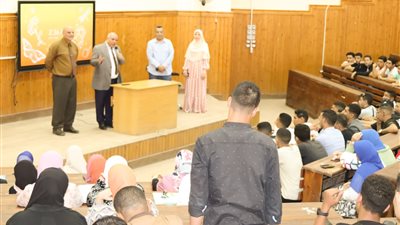 رئيس جامعة الدلتا التكنولوجية يتابع انتظام الدراسة ويجرى حوارًا مع الطلاب
