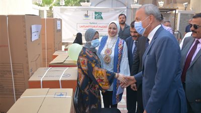 محافظ القليوبية يسلم جهاز عرائس لـ 17 فتاة من المقبلات على الزواج