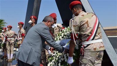 محافظ الإسماعيلية يضع إكليلًا من الزهور على النصب التذكاري للشهداء