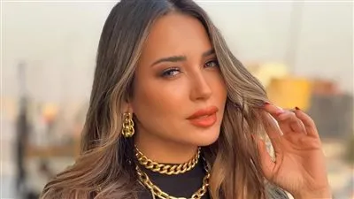 ساندي تخطف الأنظار في أحدث إطلالة لها