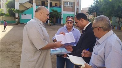 صور.. وكيل تعليم القليوبية تتابع كثافة الفصول بمدارس الخانكة