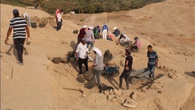 16 متدربًا يعثرون على مقبرة أثرية تعود إلى العصر البطلمي 