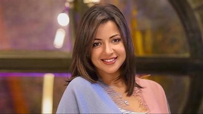 بعد نشرها صور من أمام الكعبة ودفاع بدرية طلبة عنها.. مني فاروق تتصدر تريند 