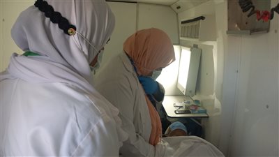 الكشف على 879 مريضا في قافلة طبية بالدقهلية 