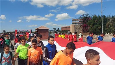 محافظ بورسعيد يشارك فى ماراثون للمشي بين ضفتي القناة احتفالا بانتصارات أكتوبر