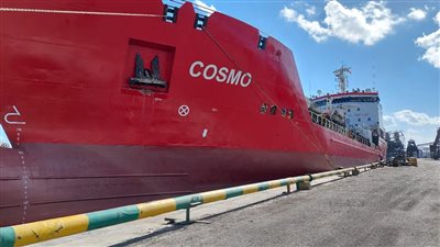 بحمولة 5750 طن صودا ك أو ية.. ميناء غرب بورسعيد يستقبل السفينة COSMO