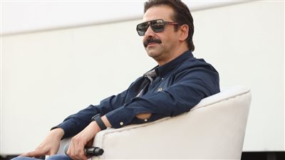 كريم عبد العزيز يؤدي مناسك العمرة في أحدث ظهور