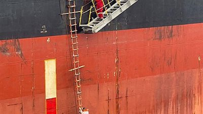 حرس الحدود ينقذ سفينة بنمية بعد تعرضها للحريق فى البحر الأحمر