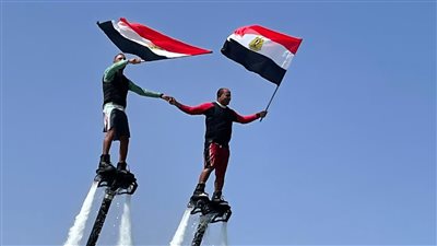 مجدي عبد الغني لاعب الفلاي بورد يحتفل بانتصارات أكتوبر وسط السياح (صور)