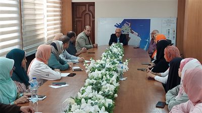 محافظ بورسعيد يلتقي العاملين داخل مجلس مدينة بورفؤاد