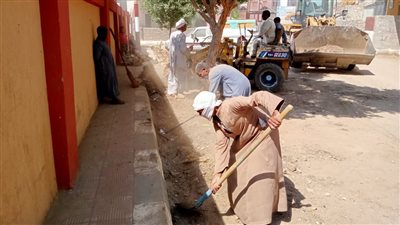 حملات نظافة وتجميل بمحيط مدارس أبومناع غرب فى قنا