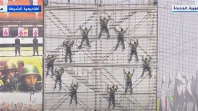 لأول مرة.. طالبات الشرطة يستعرضن مهارات اقتحام منشأة من الأعلى (فيديو)