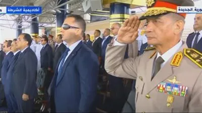 السيسي وحضور حفل تخرج دفعة كلية الشرطة يقفون تحية للشهداء