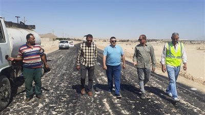 بدء رصف الطريق الصحراوي الغربي بين مركزي ديرمواس وملوي