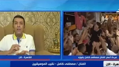 بعد نجاحه نقيبا للموسيقيين.. مصطفى كامل يغني تسلم الأيادي على الهواء