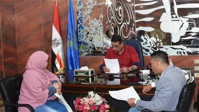  السكرتير العام بأسوان يستمع لمطالب 23 مواطنا ومواطنة