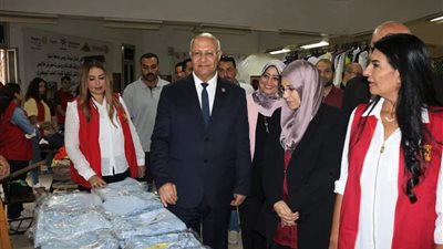 رئيس جامعة بنها يفتتح معرض الملابس الخيرى لطلاب كلية الطب البيطري (صور)