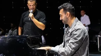 بهذه الطريقة.. نادر حمدي يحتفل بعيد ميلاد عمرو دياب