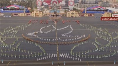 شاهد.. ما الذي شكله العازفون من طلبة الكليات العسكرية أمام السيسي (فيديو)