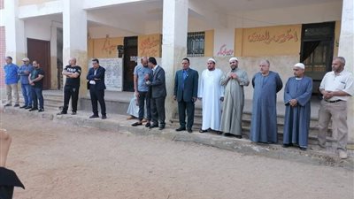 طلاب ومعلمو مدرسة تصفا الابتدائية يقفون دقيقة حداد على روح مدير المدرسة