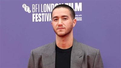 أحمد مالك بإطلالة مختلفة في عرض 