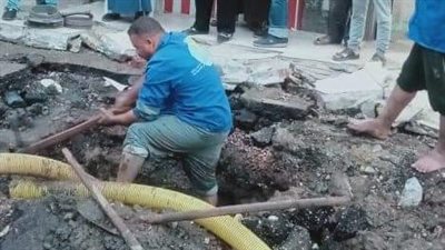 كسر ماسورة مياه أثناء رصف شارع رئيسي في المنوفية