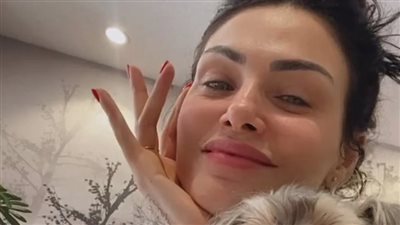 برفقة كلبها.. دارين حداد تغازل جمهورها ومحبيها 