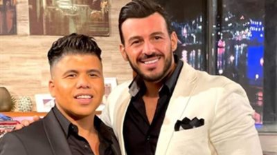 لقطة طريفة.. رامي رضوان يشارك عمر كمال في غناء 