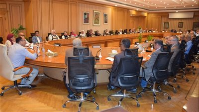 رئيس جامعة حلوان يعقد اجتماعا مع رؤساء المشاريع البحثية الممولة