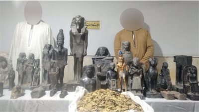 ضبط شخصين بحوزتهما عدد من التماثيل والعملات المعدنية المقلدة بالفيوم