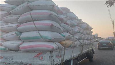 حجبها مالك مصنع لبيعها بالسوق السوداء.. مباحث التموين تضبط كميات من السلع الغذائية بالجيزة 