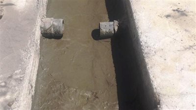 محافظ أسوان يتابع  تسريبات المياه بنفق السكك الحديد بالسد العالى ( صور)