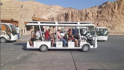 بدء تشغيل عدد من السيارات التي تعمل بالطاقة الشمسية بمحافظة الأقصر