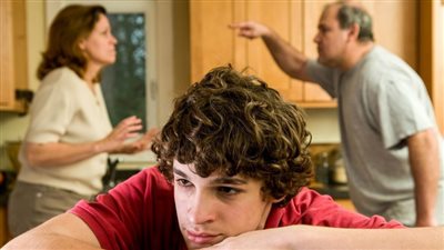 استشاري طب نفسي: أبناء الأسر المنفصلة أكثر عُرضة للإدمان (فيديو)