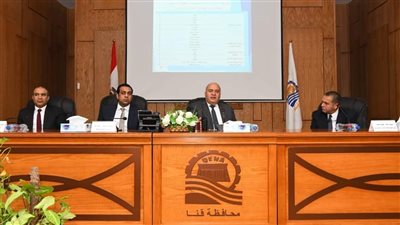 محافظ قنا يعقد اجتماعا عاجلا لمراجعة جاهزية القطاعات الخدمية لمواجهة السيول 