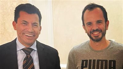 بالصور.. وزير الشباب يدعم صناع وأبطال فيلم “خمس جولات”