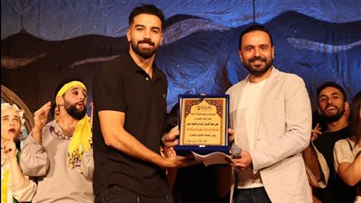 تكريم المخرج إبراهيم فخر وأحمد شامى ومصطفى منصور من فريق مسرح 