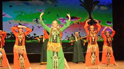 بنجاح ساحق...فرقة رضا للفنون الشعبية تتألق يوميًا على مسرح البالون 