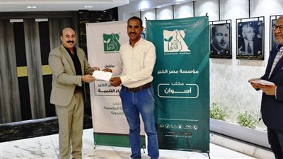 محافظ أسوان يسلم قسائم 81 جهازا منزليا لـ8 جمعيات لتوزيعها على المحتاجين (صور)