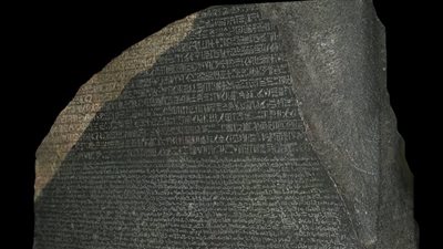 زاهي حواس يطلق حملة توقيعات للمطالبة باستعادة حجر رشيد 