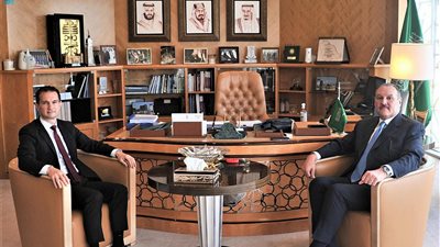 سفير السعودية بالقاهرة يستقبل نظيره السلوفيني في مكتبه
