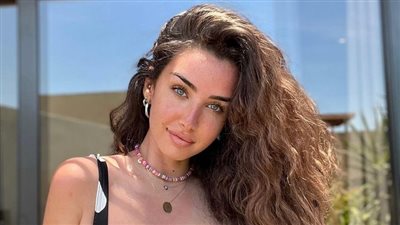 ببدلة سوداء.. هنا الزاهد في أحدث ظهور لها