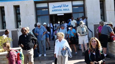 وصول أفواج سياحية لمشاهدة ظاهرة تعامد الشمس بمدينة أبو سمبل 