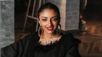 الفنانة السعودية هيلدا ياسين تروج لعملها الجديد 